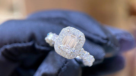 Bàn giao chiếc nhẫn Emerald cho chị khách để kịp chuyến du lịch