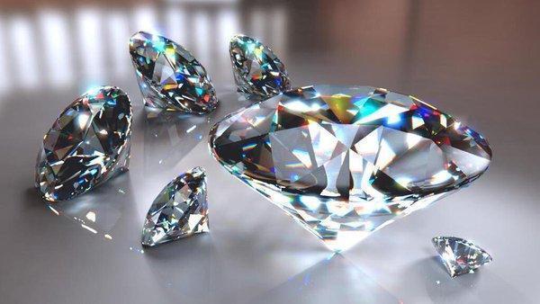 Một số phương pháp phân biệt kim cương thật và giả đang áp dụng tại các cửa hàng trang sức